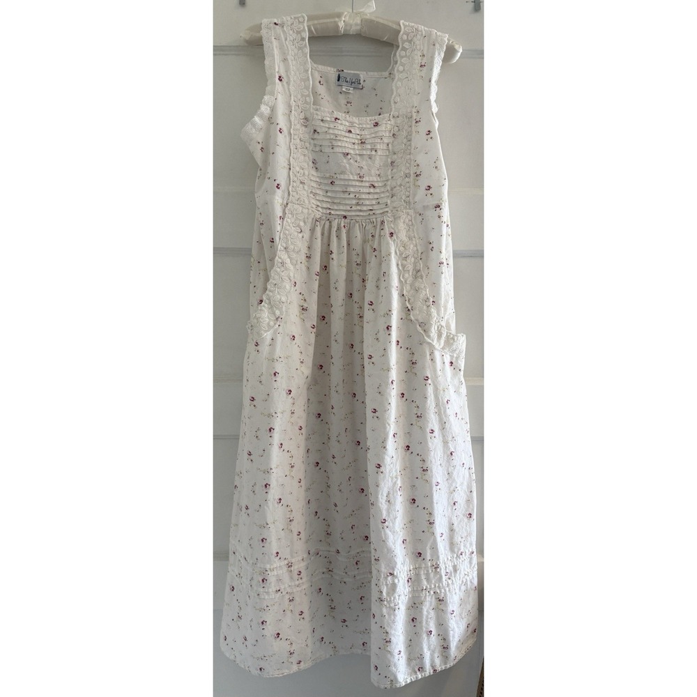 White Floral Nightgown Size S  Lace Prairie Chic Pintuck Pockets Grandmacore